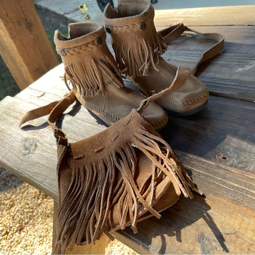 MINNETONKA Booties and bag